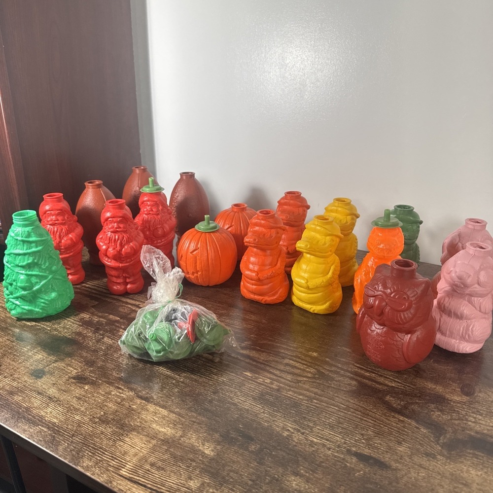 Vintage Plastic Novelty Cups Rax Restaurants Lot of 18 Assorted (See Photos)